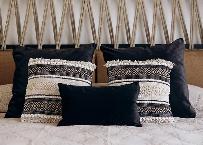 La Linda Willa Tías